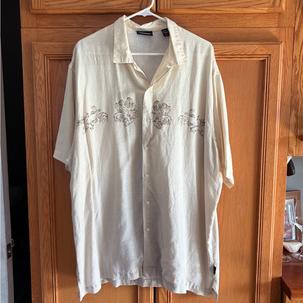 Greg Norman Casual cream short -Sleeve Button-Up Shirt w/ Floral design.  XL